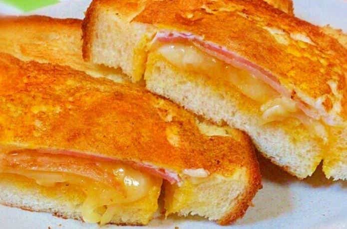 ベーコン、卵、チーズのホットサンド
