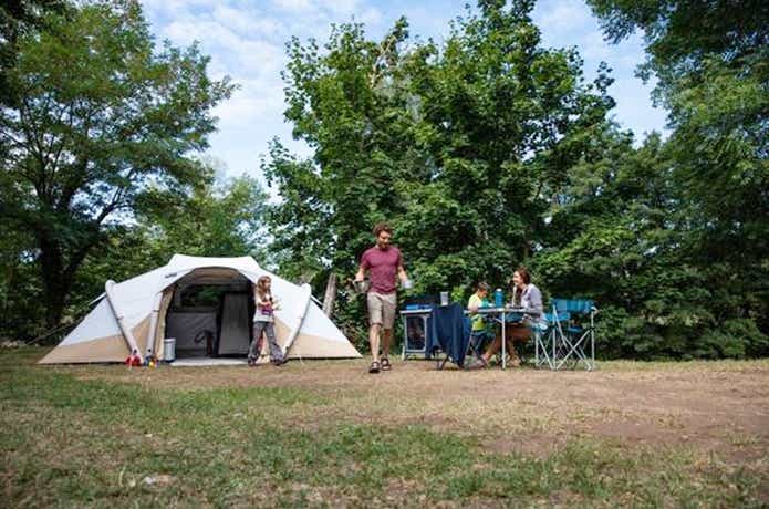 ケシュアのテント AIR SECONDS FAM 4.2XL FRESH&BLACKでキャンプをする人たち