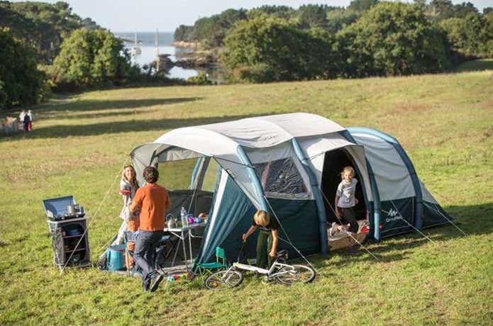 ケシュアのテント AIR SECONDS FAM 6.3 XLでキャンプをする人たち