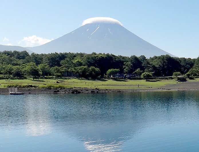 本栖湖から望む笠富士