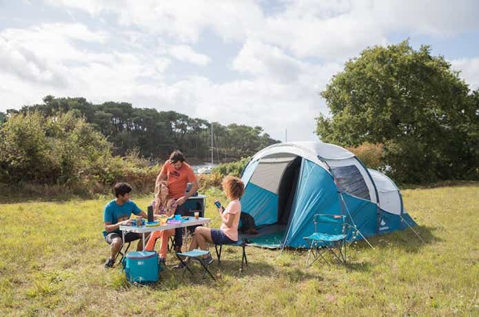 ケシュアのテント ARPENAZ FAMILY 4.1 FRESH&BLACKでキャンプをする人たち