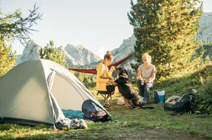 ケシュアのハイキングテントでキャンプをする人たち