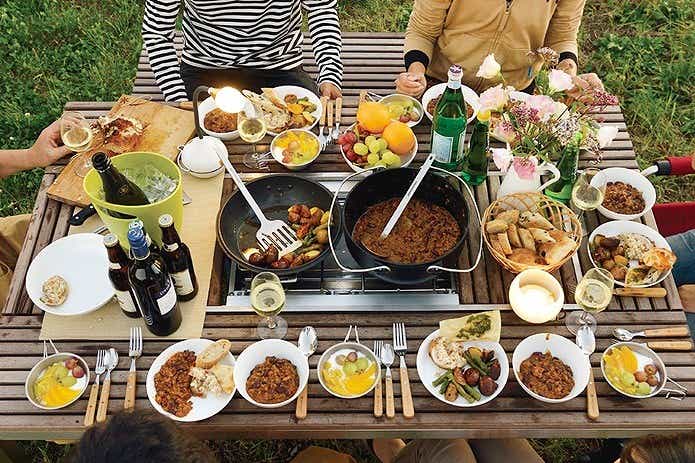 スノーピーク　ガーデンユニットテーブルの上にたくさん並んだキャンプ料理