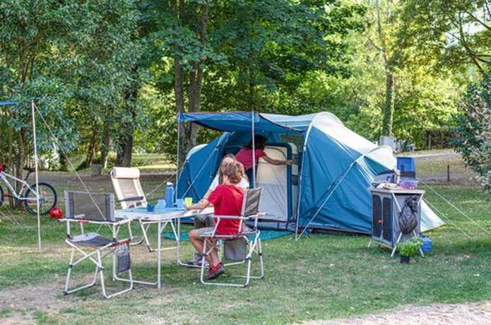 ケシュアのテントでキャンプをする人たち
