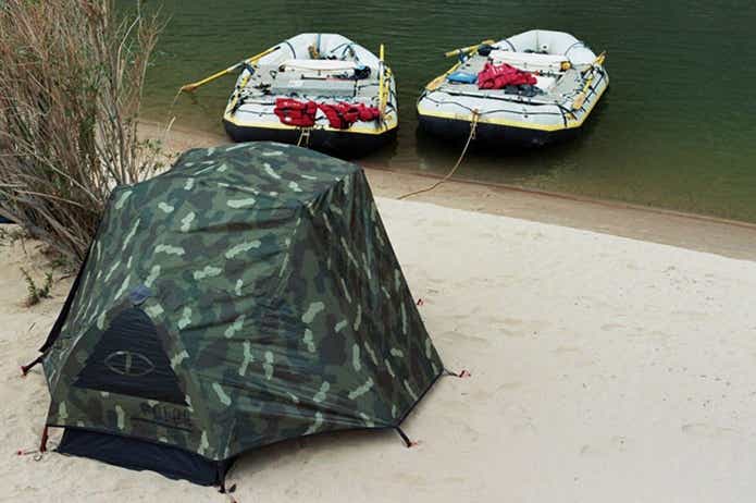 ポーラーのテントと2隻のボート