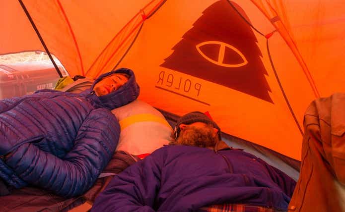 ポーラーのテントの中で眠る2人の男性