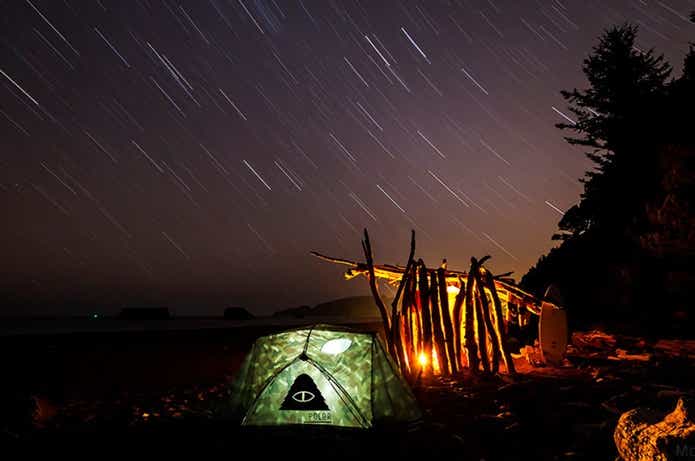 静寂な夜の中で佇むポーラーのテント