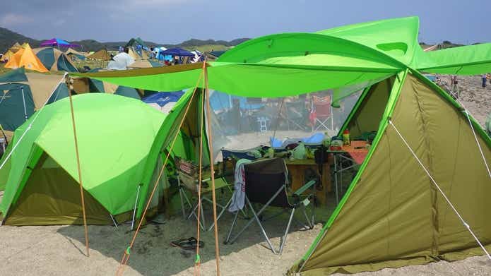ビーチにあうグリーンのテントとタープ