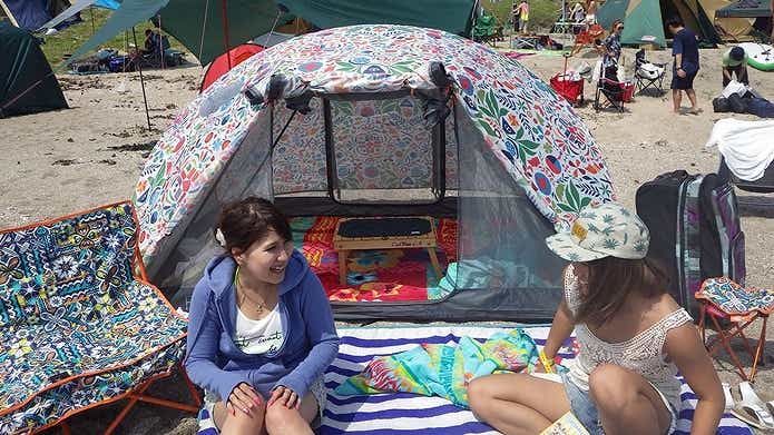 ビーチのテントと女性