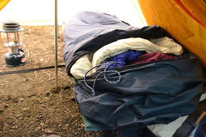 冬キャンプのテントの寝床