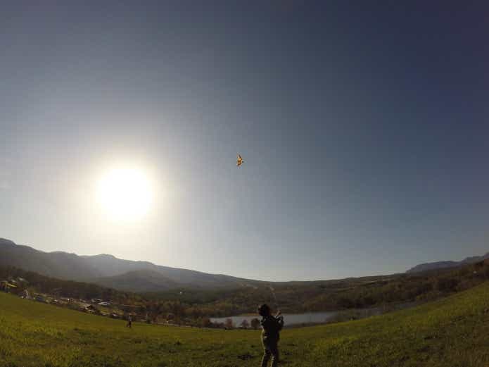 アクションカメラGoProで撮影した凧揚げをする男の子