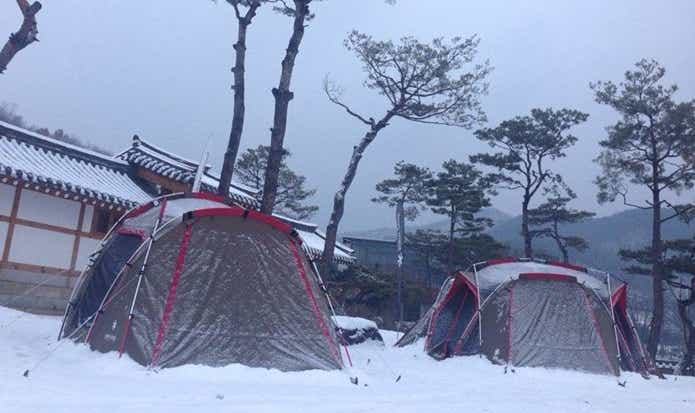 冬キャンプのテント2つ