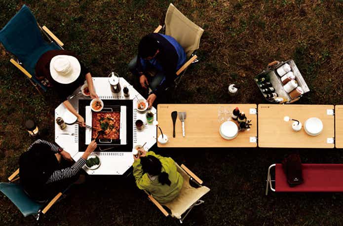 スノーピーク ジカロテーブルで食卓を囲う4人