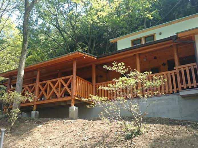 おしゃれな建物のキャンプ場