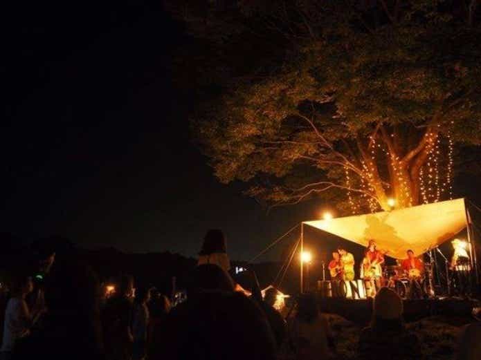 おしゃれキャンプ場でライトを照らす