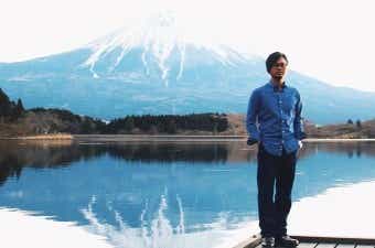 河合桂馬さんと背景の富士山