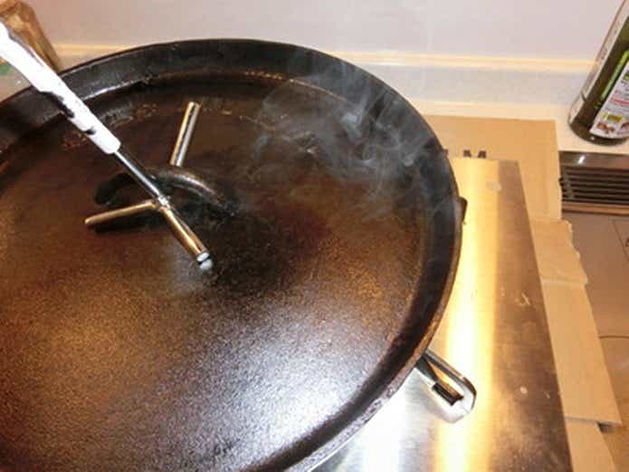 ダッチオーブンにオイルを塗り焼き付ける