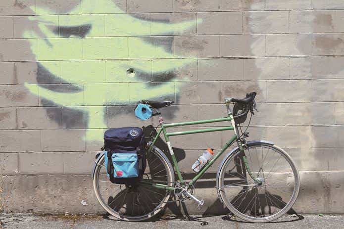 バッグブランド　おしゃれな壁の前にある自転車