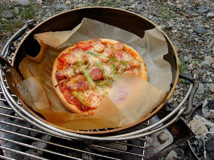 ダッチオーブンでピザ作り　クッキングシートを使う