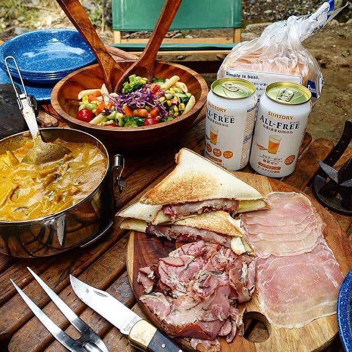おしゃれなキャンプ料理とノンアルコールビール