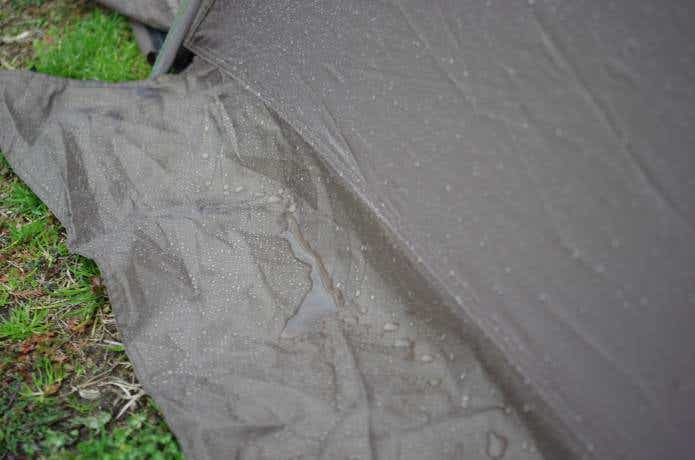 雨に濡れたテントのスカート