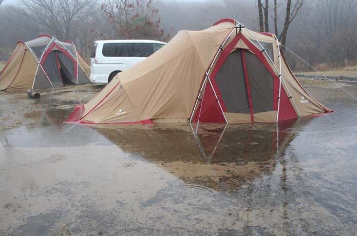 浸水したテント