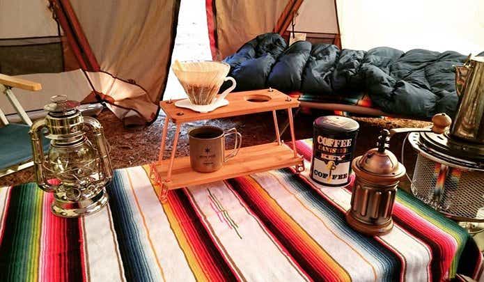 メキシカンラグの上にランタンやコーヒーミルなどを乗せている画像