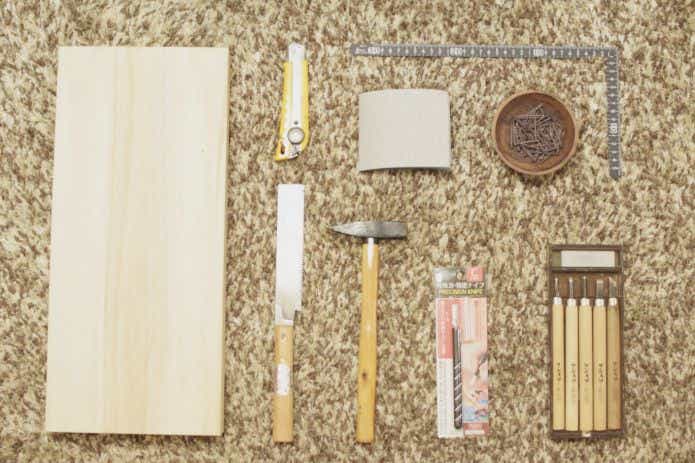 トンカチ、ノコギリ、彫刻刀、ヤスリ、定規、カッター、釘、バナー、木工用ボンド