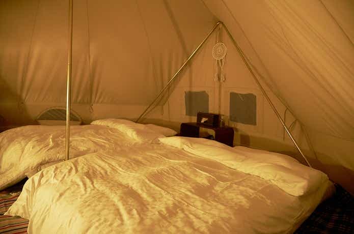 グランピングサイトのテント内のベッド