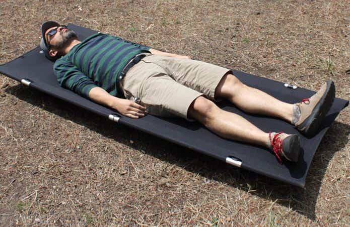 ヘリノックス　コットワン　幅68cmに寝る男性