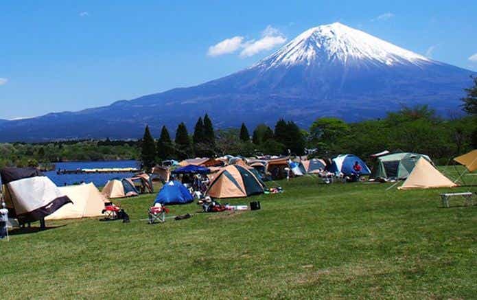富士山が見える場所で沢山設置されているテント