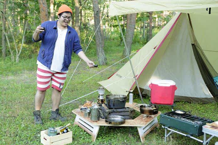 ファミリーキャンプでキャンプ道具を撮影するパパ