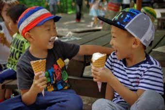 キャンプ場でソフトクリームを食べる子供達
