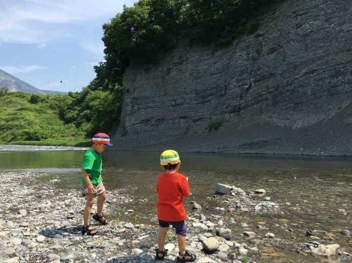 川原で遊ぶ小さい二人の男の子