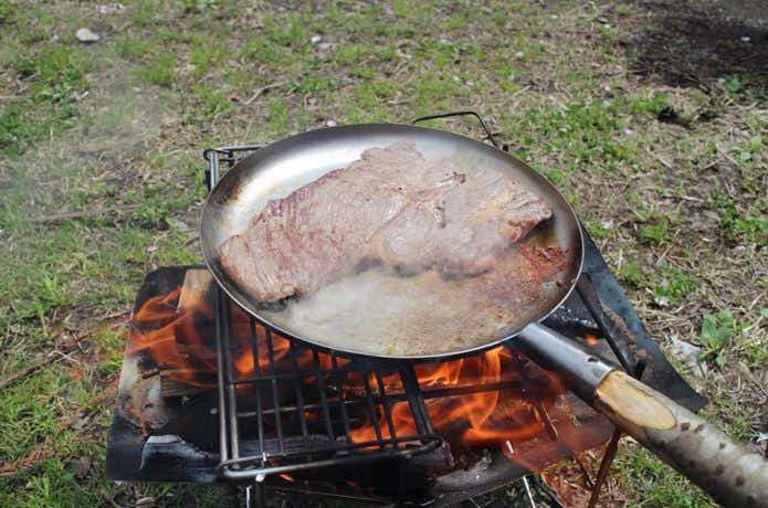 焚き火フライパンでステーキ肉を焼く