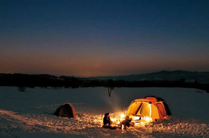 ナンガオーロラ　雪原に貼られたテント