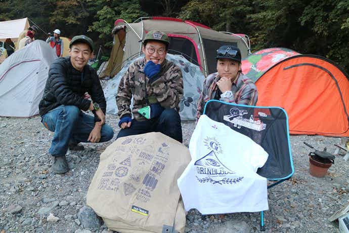 友人同士でキャンプ　テント三つ