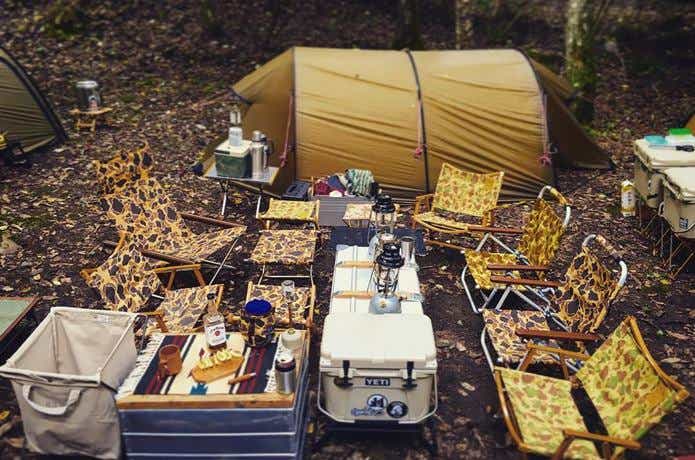 カモフラージュ柄のキャンプギア　チェア　テント