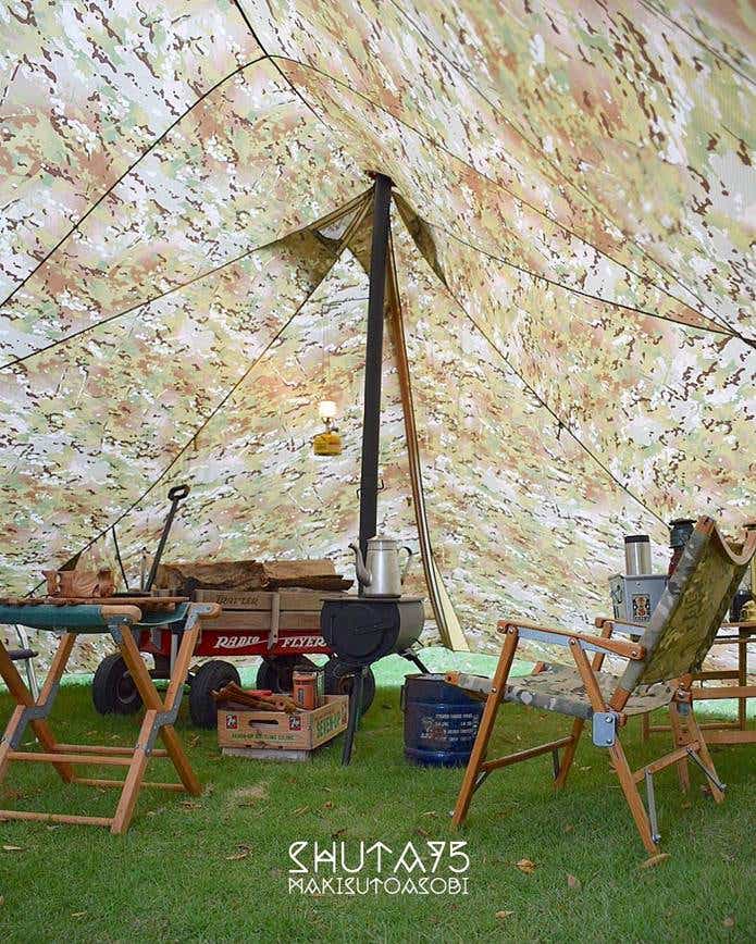 カモフラージュ柄のキャンプギア　テント　チェア