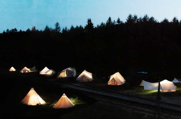 ノルディスクのアスガルで夜キャンプを楽しむ風景