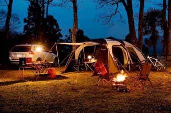 アウトドアブランド「スノーピーク」のテントでキャンプを楽しむ風営