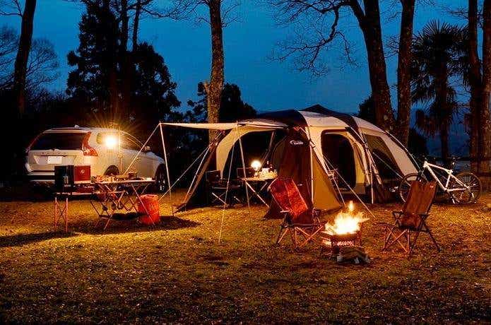 アウトドアブランド「スノーピーク」のテントでキャンプを楽しむ風営