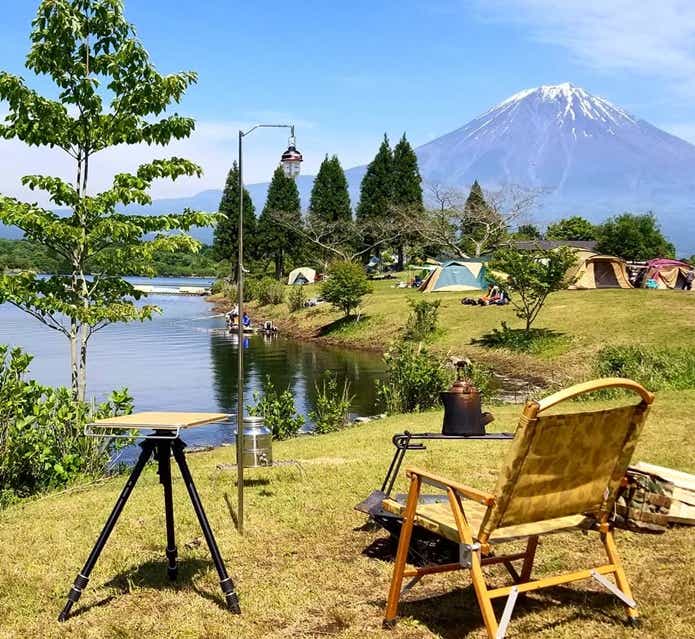 富士山が見える風景　椅子、パイルドライバー