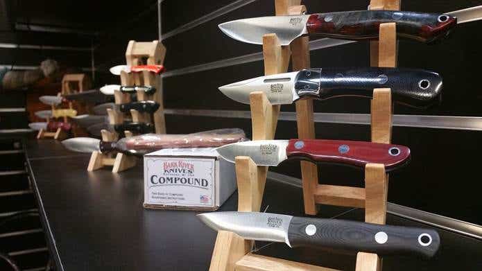 バークリバーのナイフが展示されている店内