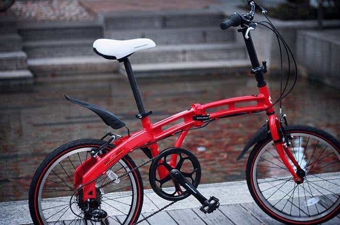 ドッペルギャンガーの赤い自転車