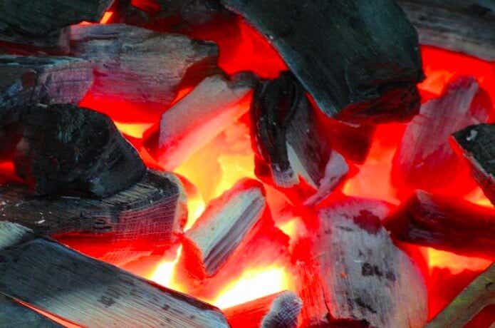 バーベキュー炭の火おこしの方法