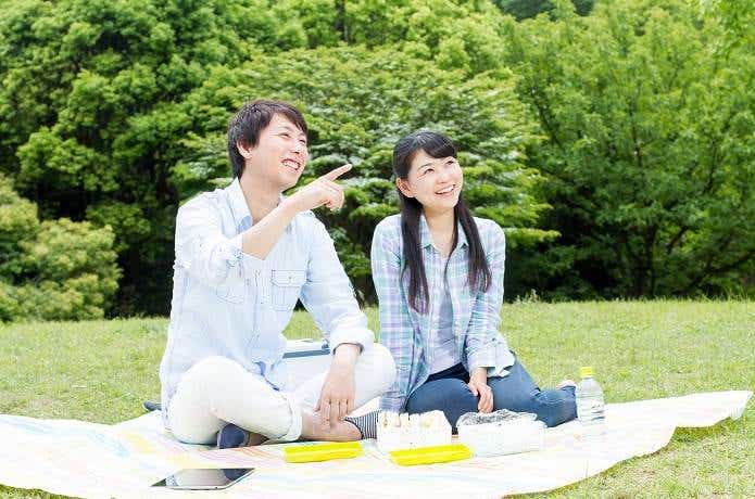 東京の公園でピクニックを楽しむカップル