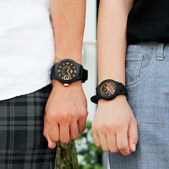 アディダスのレディースモデルの腕時計をつけた女性