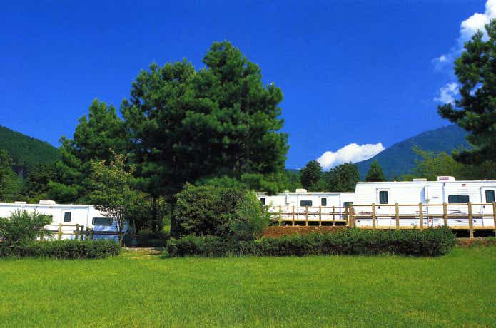 熊本のキャンプ場に駐車したキャンピングカー