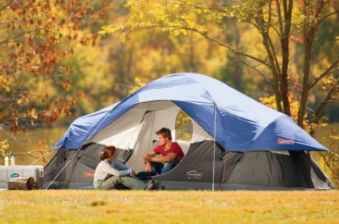 コールマン　テント　紅葉の中キャンプを楽しむ男女